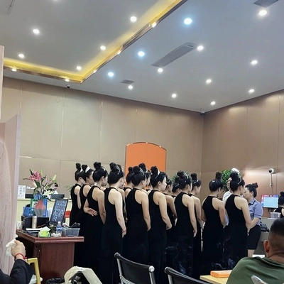华纳万宝路公司队伍培训 华纳万宝路公司礼仪队伍在宴会厅列队培训